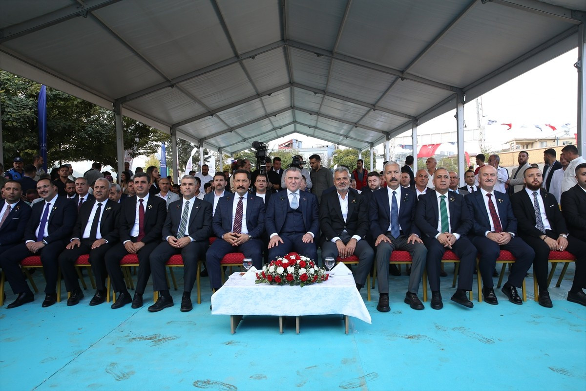 Gençlik ve Spor Bakanı Osman Aşkın Bak (sağ 6), Hatay'ın Altınözü ilçesi Zeytindalı Mahallesi'nde...