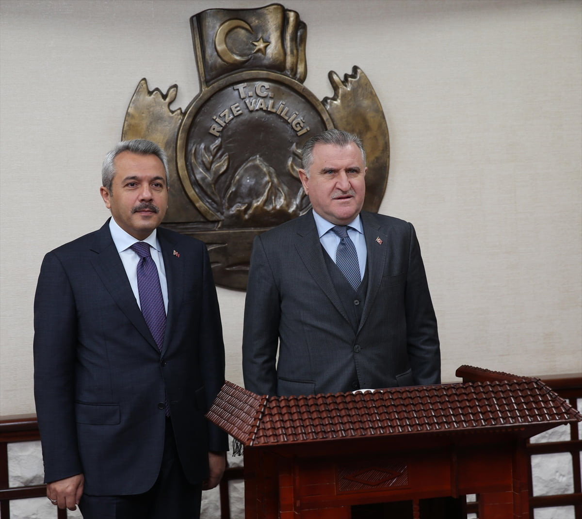 Gençlik ve Spor Bakanı Osman Aşkın Bak (sağda), Rize Valisi İhsan Selim Baydaş'ı ziyaret...