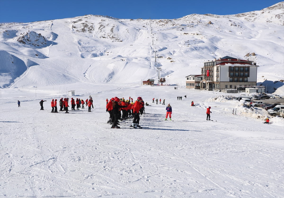 Gençlik ve Spor Bakanlığı Gençlik Hizmetleri Genel Müdürlüğünce Hakkari'de düzenlenen "Gençlik...