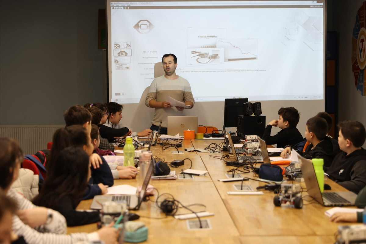 Gençlik ve Spor Bakanlığınca yürütülen robotik kodlama ve yapay zeka eğitimlerine katılan Edirneli...