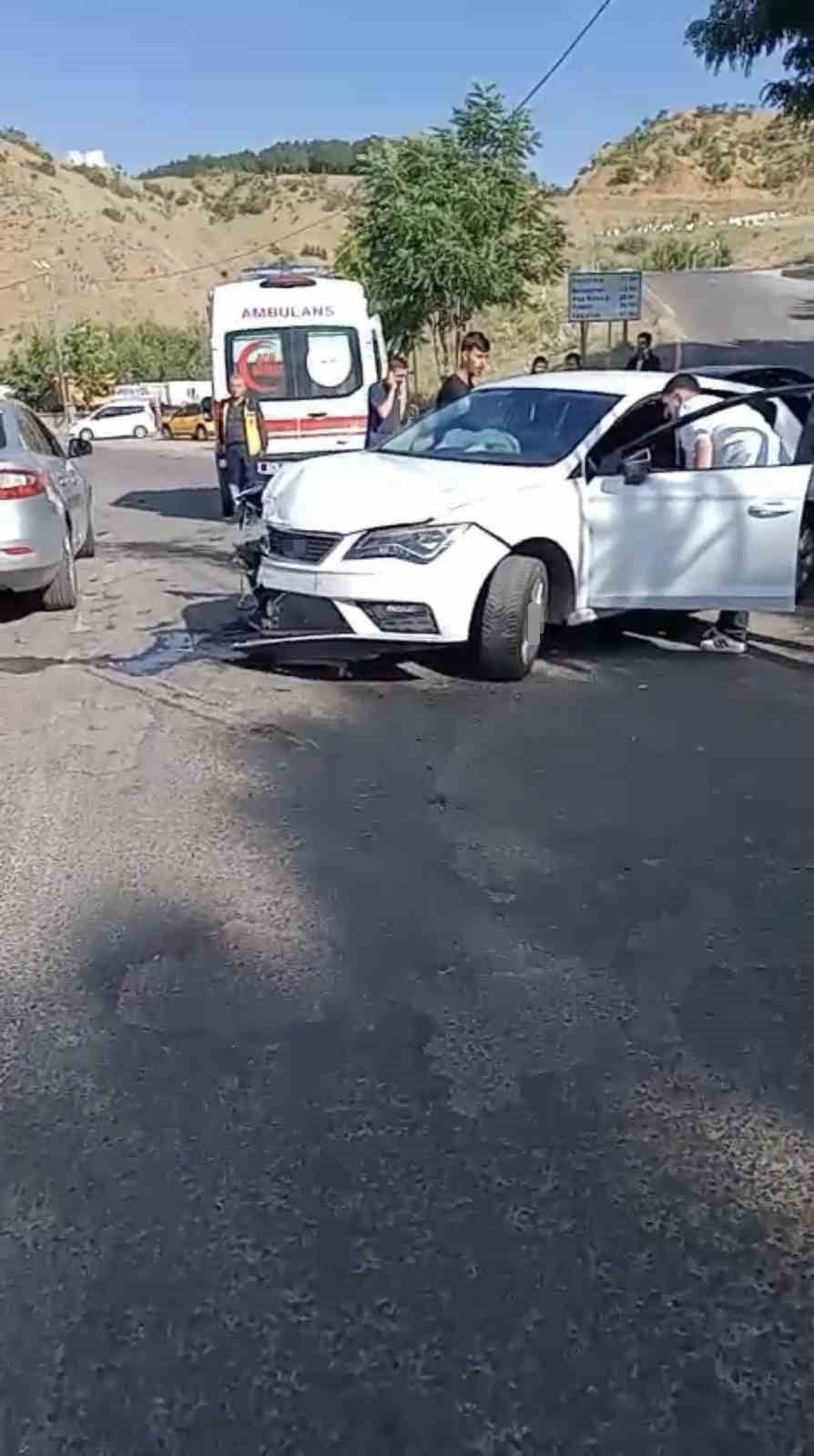 GENÇ’TE İKİ OTOMOBİL ÇARPIŞTI: 2 KİŞİ YARALANDI
