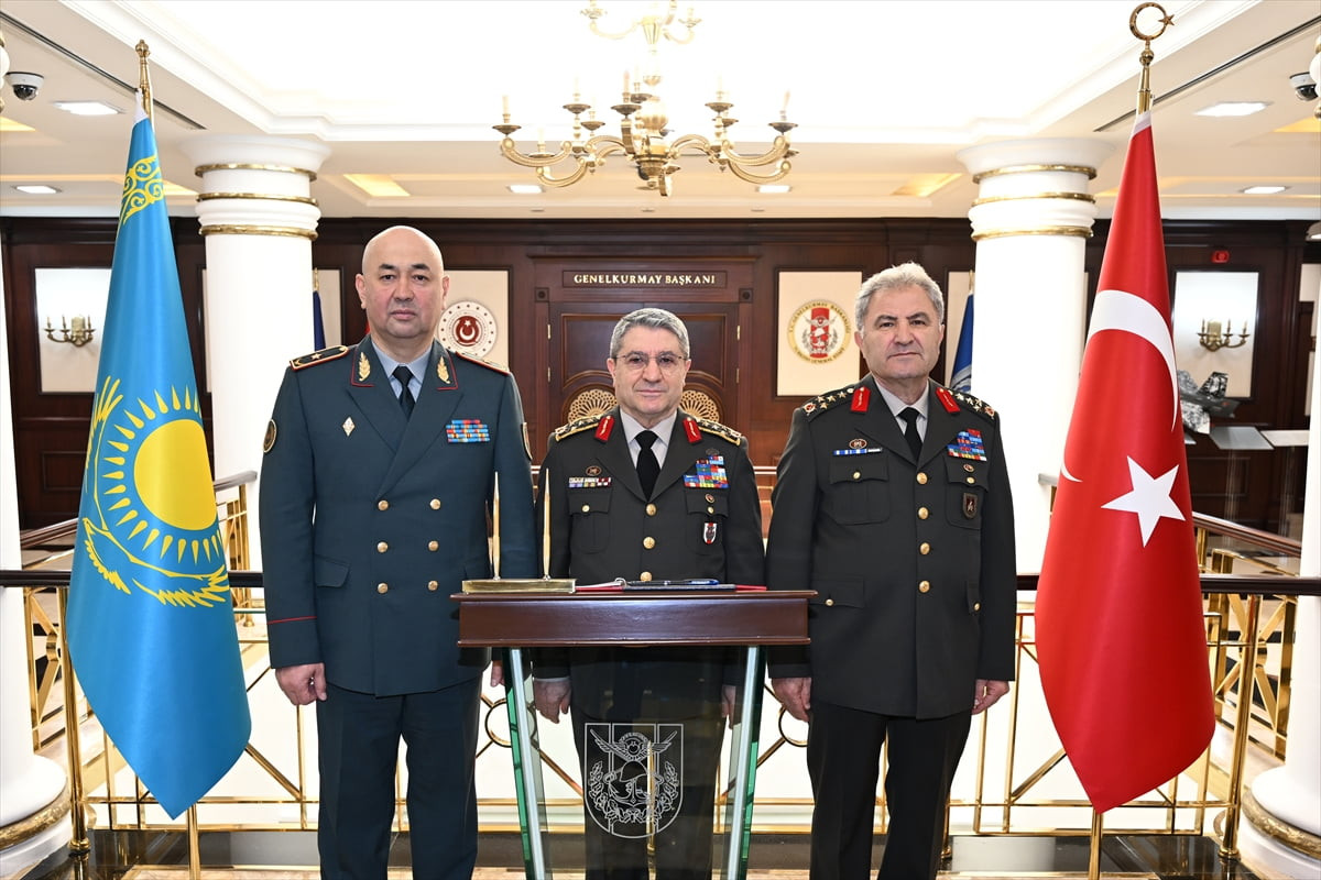 Genelkurmay Başkanı Orgeneral Selçuk Bayraktaroğlu (ortada), Kazakistan Kara Kuvvetleri Komutanı...