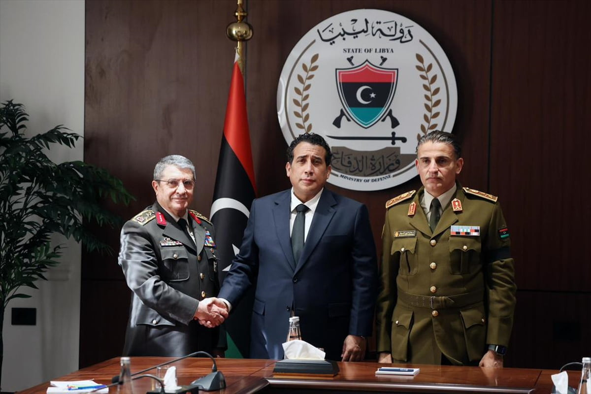 Genelkurmay Başkanı Orgeneral Selçuk Bayraktaroğlu (solda), Libya'nın başkenti Trablus'ta, düşen...