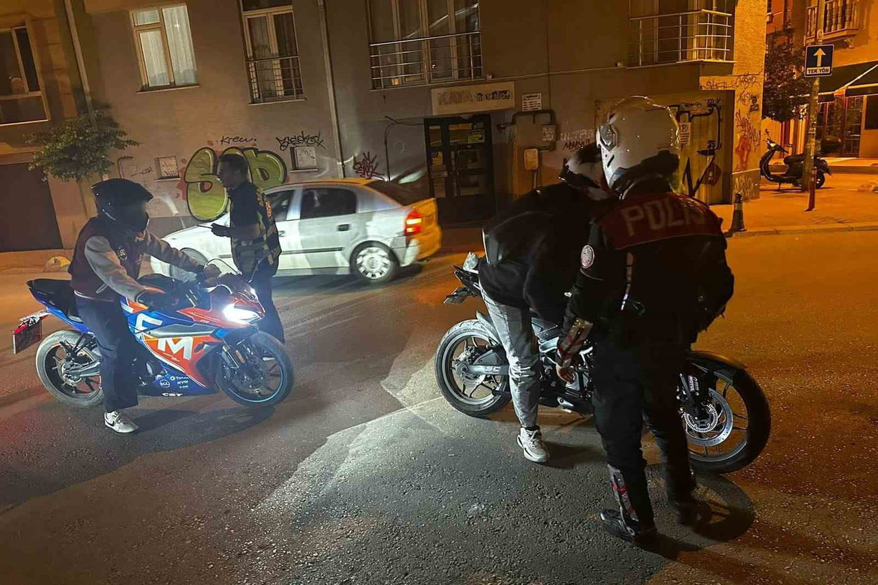 GENEZ SOKAK'TA POLİS TARAFINDAN YAPILAN DENETİMLERDE 43 ARAÇ KONTROL EDİLİRKEN, KUSURLU OLANLARA...