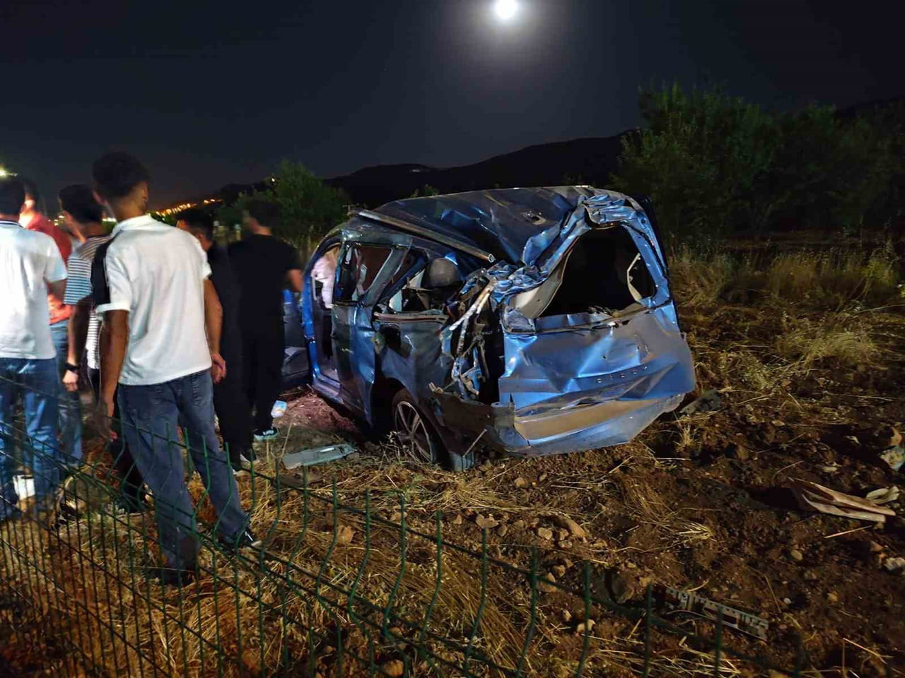 GERCÜŞ’TE HURDAYA DÖNEN ARAÇTAN BURNU BİLE KANAMADAN ÇIKTI
