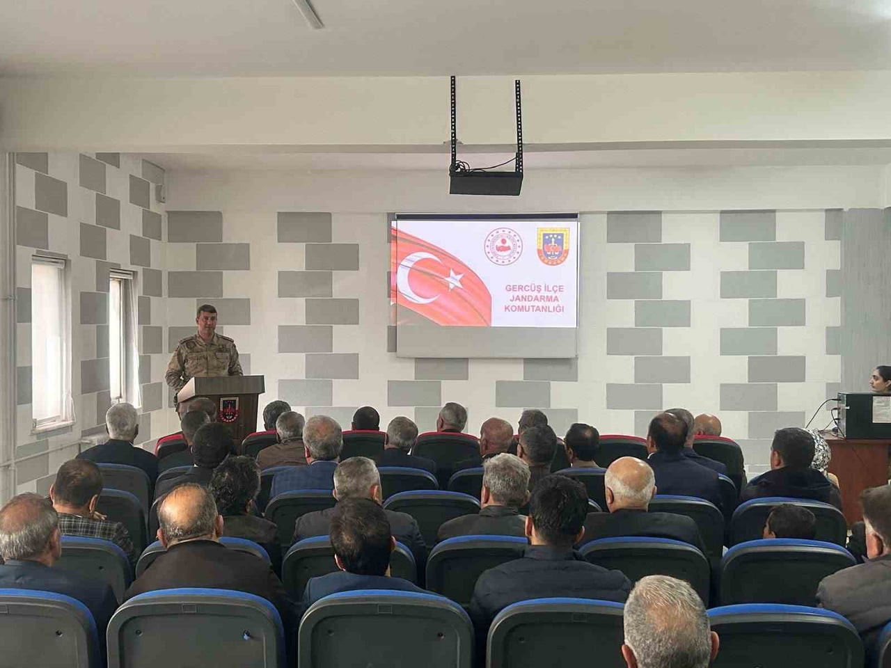 GERCÜŞ’TE MUHTARLARA KAPSAMLI BİLGİLENDİRME EĞİTİMİ