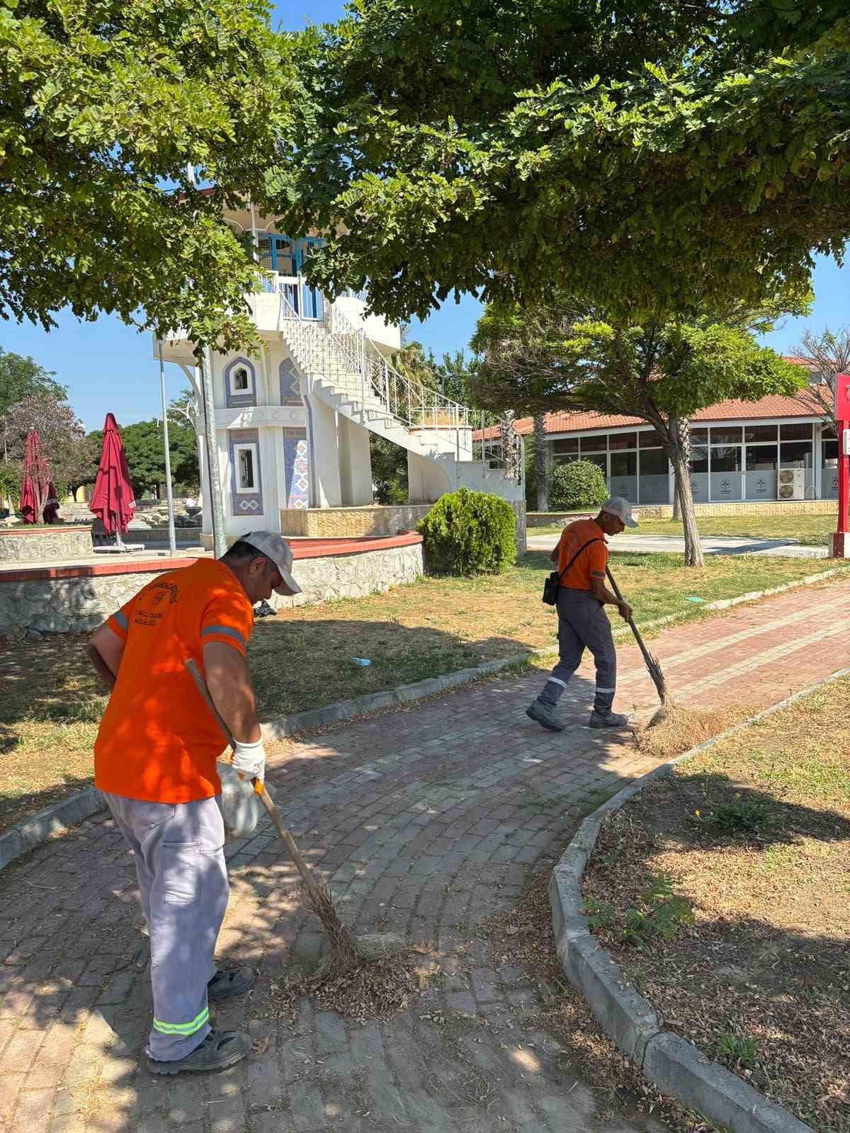 GERMENCİK BELEDİYE BAŞKANI BURAK ZENCİRCİ KURBAN BAYRAMI’NDA GÖREV YAPAN TEMİZLİK İŞLERİ...