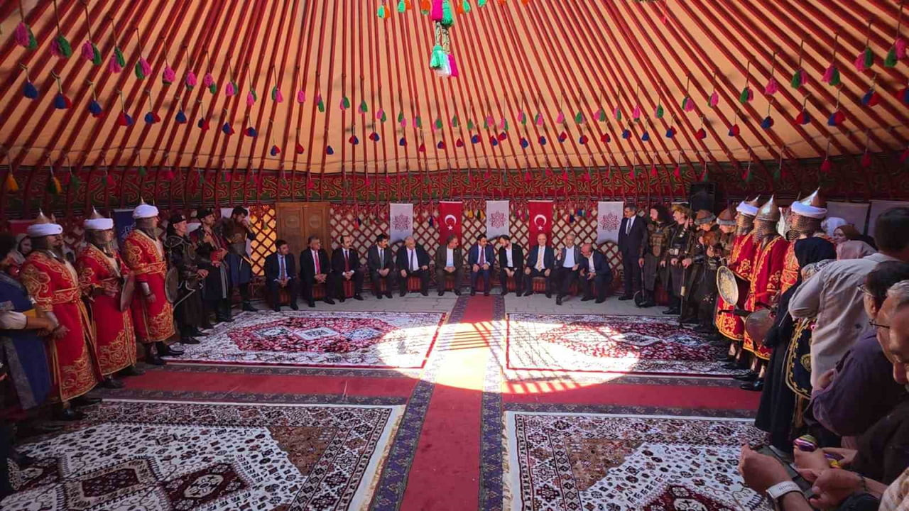 GERMİYAN FESTİVALİ COŞKULU KORTEJLE BAŞLADI, KÜTAHYA 3 GÜN BOYUNCA TARİH VE KÜLTÜRLE...