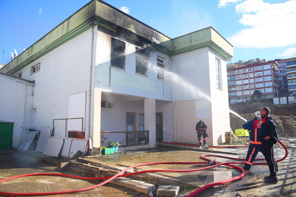 Giresun Gençlik ve Spor İl Müdürlüğü'nün ek hizmet binasında çıkan yangın itfaiye ekiplerince...