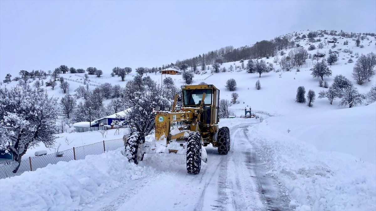 Giresun ve Gümüşhane'de kar nedeniyle kapanan 84 köy yolunda karla mücadele çalışmaları devam...