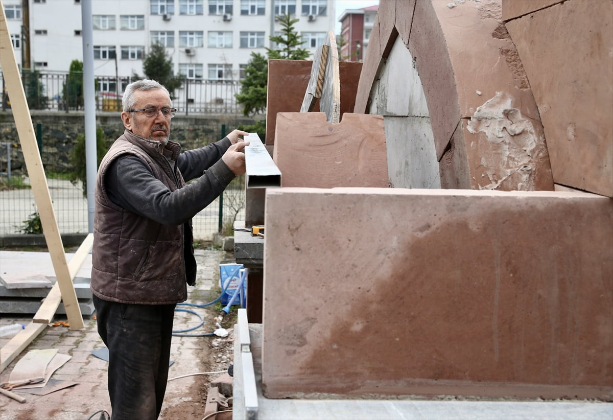 Giresun'da bir caminin inşaatında yardım için çalıştığı dönemde taş işlemeyi öğrenen 66 yaşındaki...