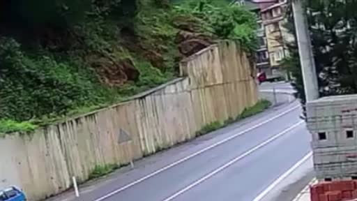 Giresun'da heyelan anı kamerada