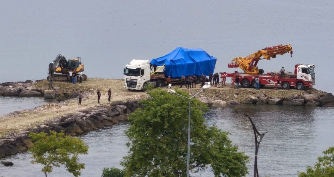 GİRESUN'DA SAHİL GÜVENLİK KOMUTANLIĞI'NA AİT BOTUN KAYALIKLARA ÇARPMASI SONUCU HASAR GÖREN BOT...