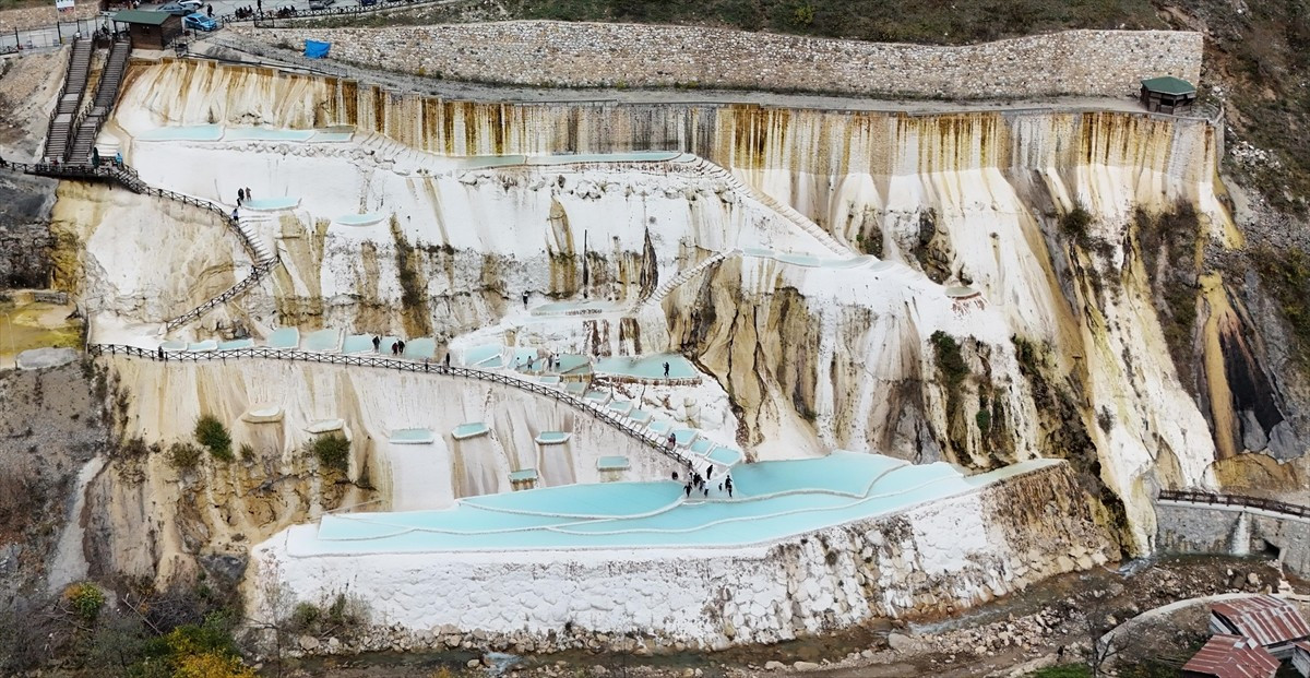 Giresun'da, turkuaz renkli göletler ve beyaz taşlardan oluşan Göksu travertenlerini bu sezon...