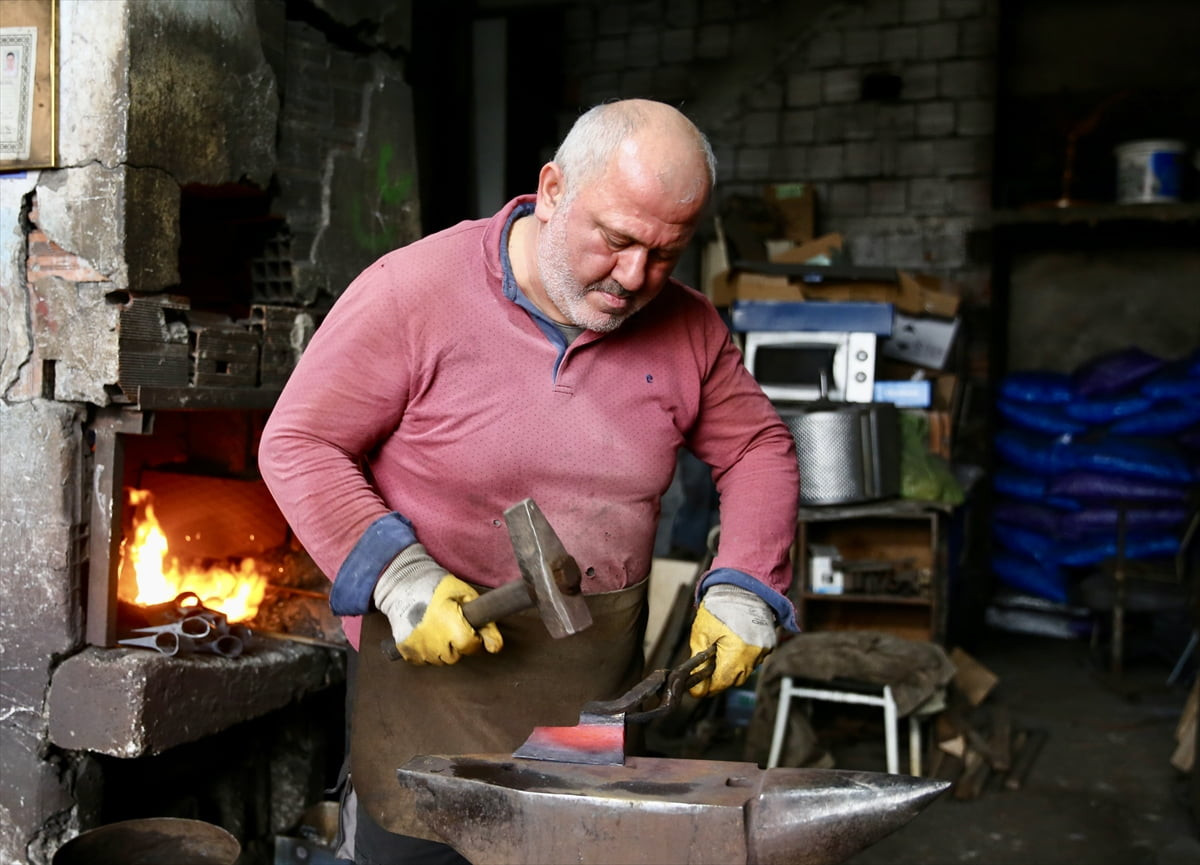 Giresun'da yaklaşık 40 yıldır demircilik yapan Ahmet Henden, çelik ve demire şekil vererek tarım...