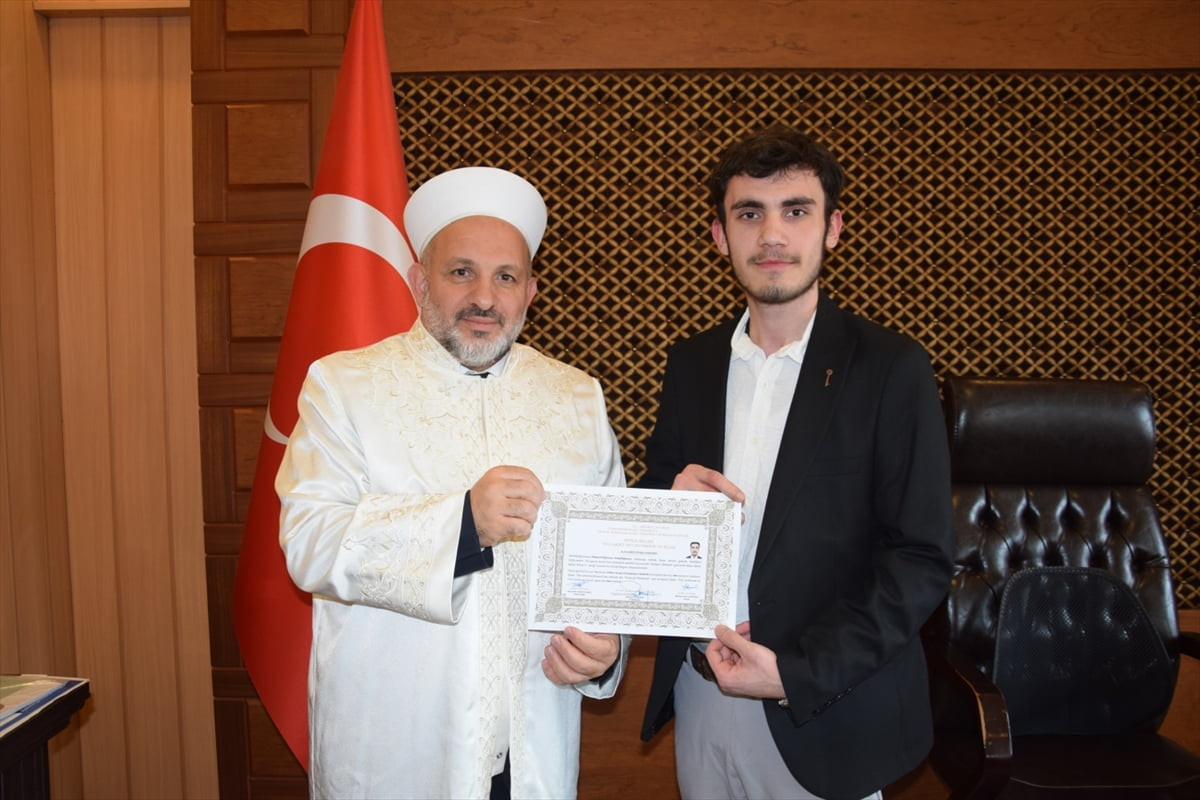 Giresun'da yaşayan Moldova vatandaşı 21 yaşındaki Alexandr Ghermec (sağda), Müftülük binasında...