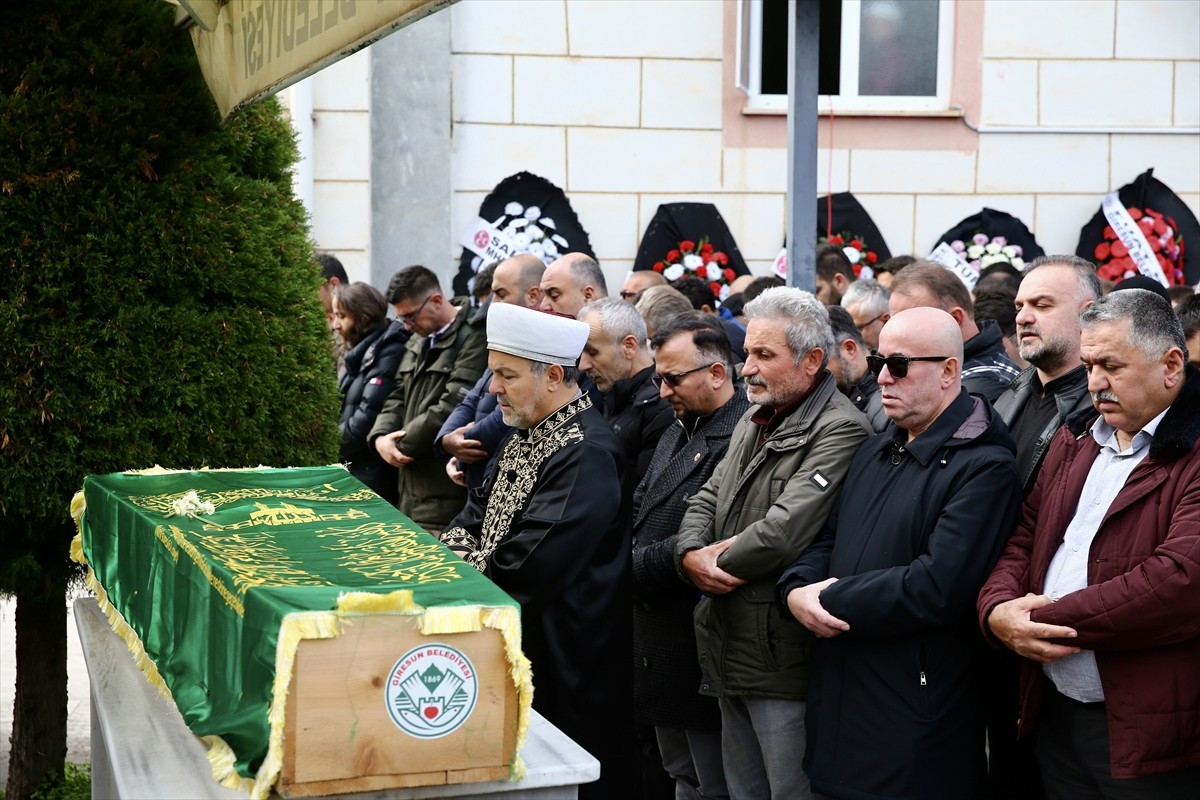 Giresun'un Bulancak ilçesinde dereye devrilen otomobilde hayatını kaybeden dayı ve yeğenin...
