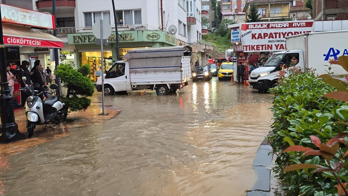 Giresun'un Bulancak ilçesinde sağanak etkili oldu. İlçede sağanak nedeniyle cadde ve sokaklarda su...