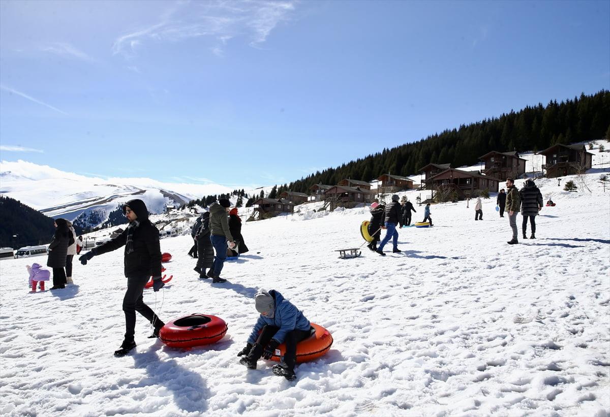 Giresun'un Dereli ilçesindeki 1700 rakımlı Kümbet Yaylası'nda kar festivali gerçekleştirildi. Bazı...