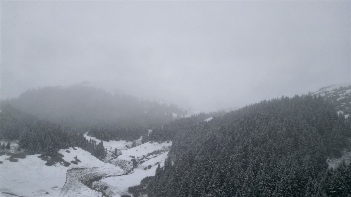 Giresun'un Dereli ilçesine bağlı 1700 rakımlı Kümbet Yaylası beyaz örtüyle kaplandı. Kentin önemli...