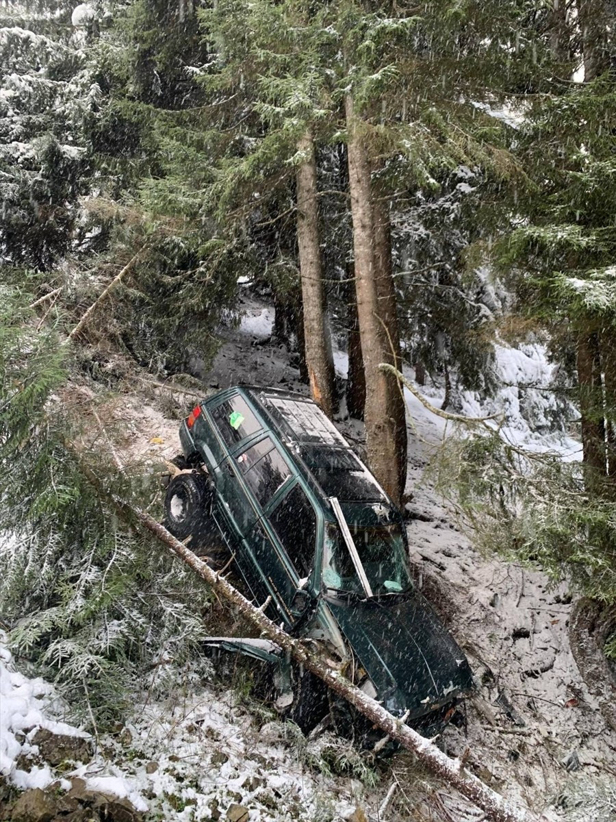 Giresun'un Dereli ilçesinin Kümbet Yaylası'nda cipin uçuruma düşmesi sonucu 5 kişi...