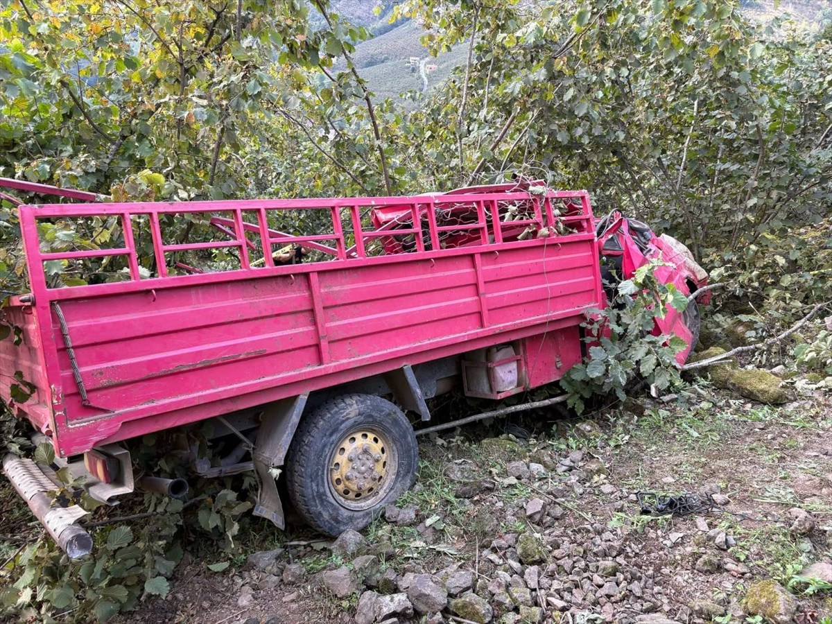 Giresun'un Doğankent ilçesinde kamyonetin devrilmesi sonucu 4 kişi hayatını kaybetti, 1 kişi ağır...