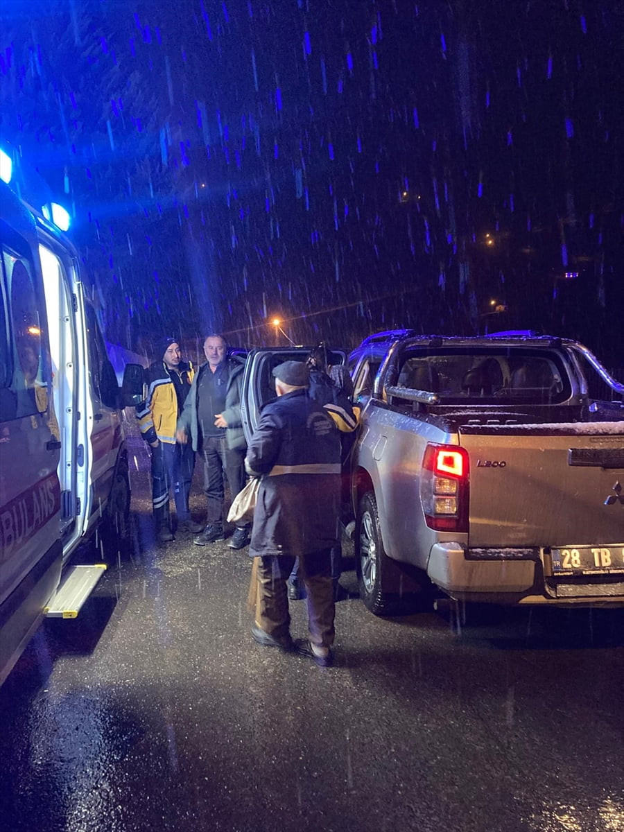 Giresun'un Doğankent ilçesinde kar nedeniyle yolu kapanan köyde rahatsızlanan 98 yaşındaki kişi...