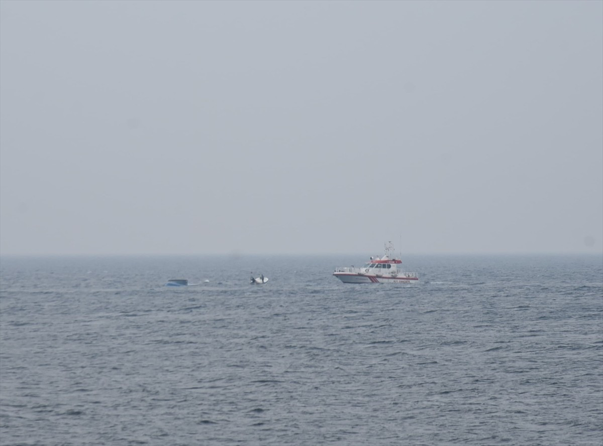 Giresun'un Eynesil ilçesi Boztepe Balıkçı Barınağı açıklarında, balıkçı teknesinin alabora olması...