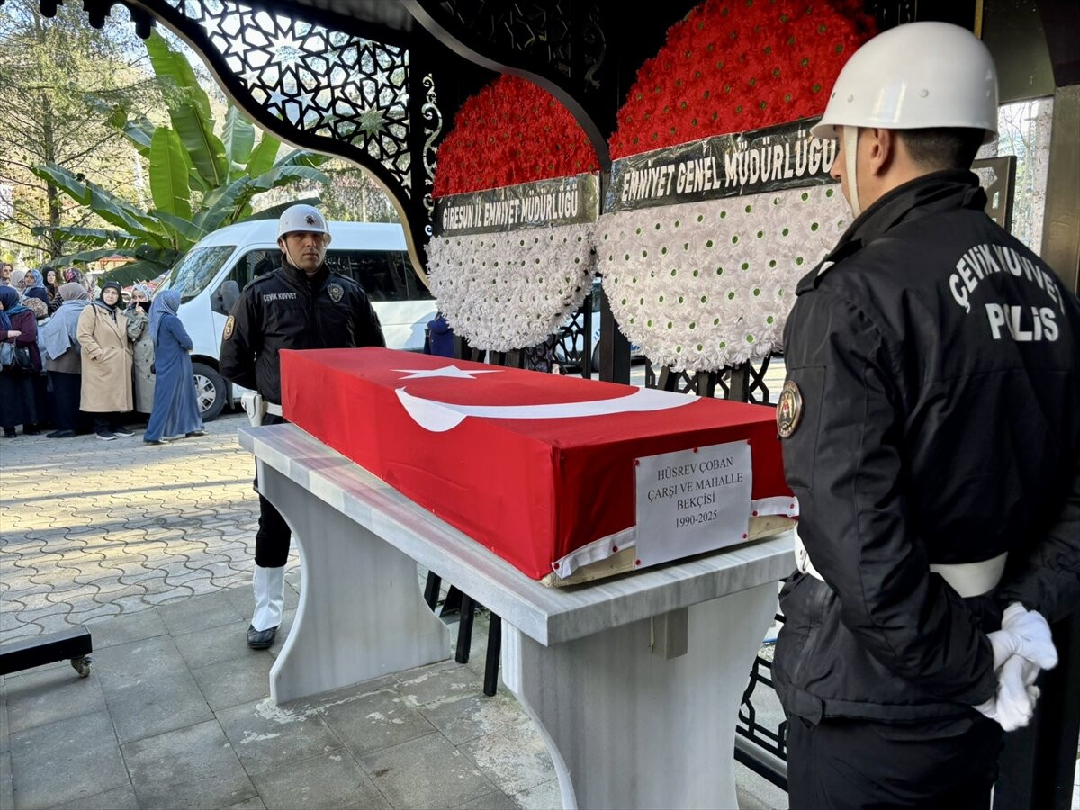 Giresun'un Yağlıdere ilçesinde otomobilin dere yatağına devrilmesi sonucu hayatını kaybeden bekçi...