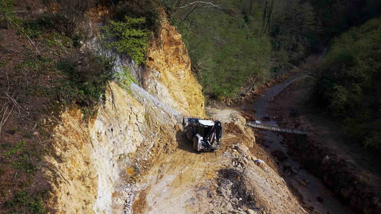 GİRESUN’DA ETKİLİ OLAN SAĞANAK SONRASI MEYDANA GELEN HEYELANLARA İL ÖZEL İDARESİ EKİPLERİ...