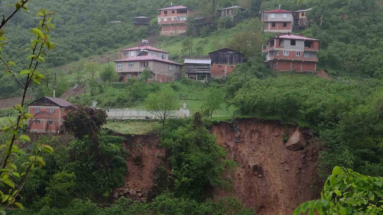 GİRESUN’UN BULANCAK İLÇESİNE BAĞLI KOVANLIK BELDESİNDE MEYDANA GELEN HEYELAN NEDENİYLE RİSK...