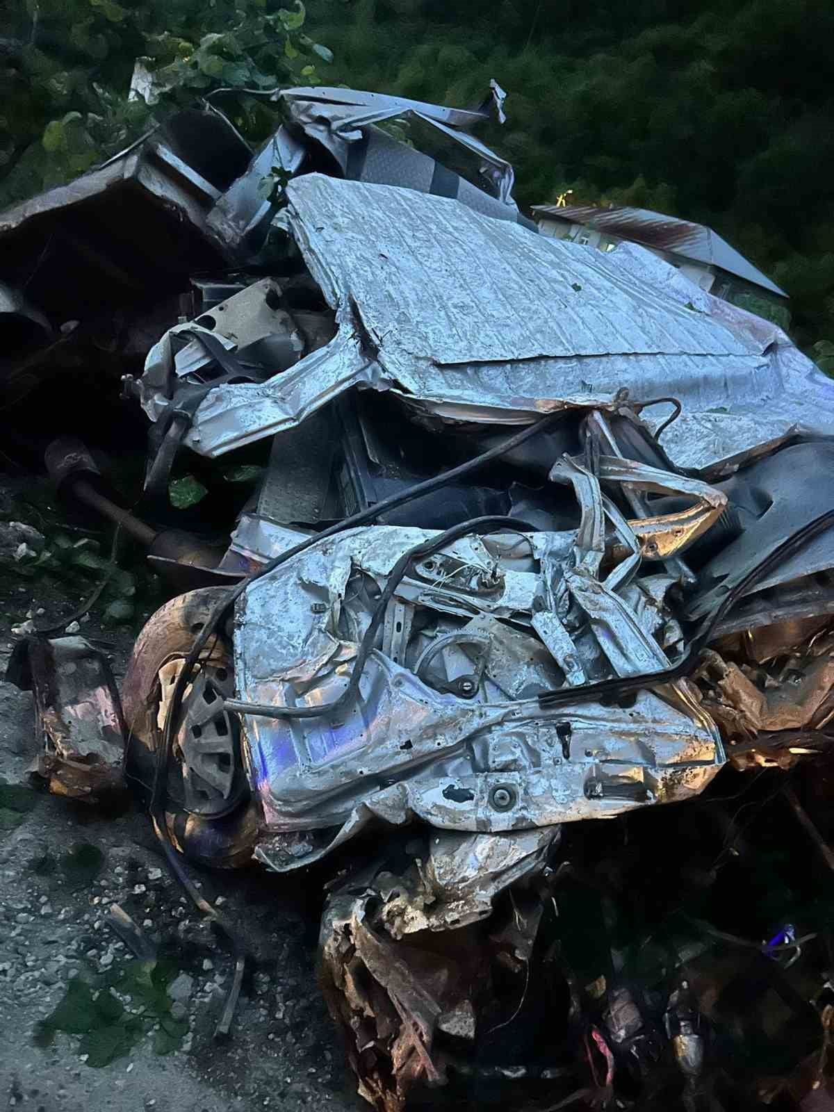 GİRESUN’UN GÜCE İLÇESİNDE SÜRÜCÜSÜNÜN DİREKSİYON HAKİMİYETİNİ KAYBETTİĞİ ARAÇ, YÜZLERCE METRE...