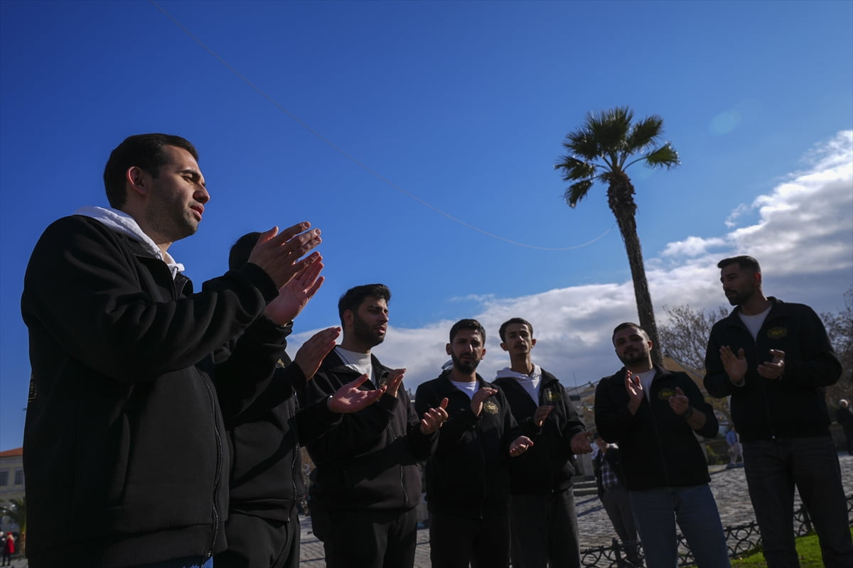 Gittikleri şehirlere ait türküleri enstrüman kullanmadan yalnızca alkışla ritim tutarak...