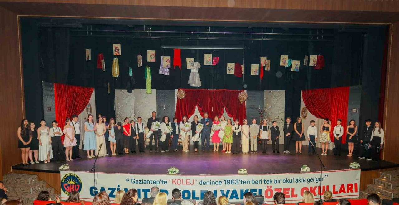 GKV’Lİ ÖĞRENCİLERDEN DEV PRODÜKSİYON: "LÜKÜS HAYAT" AYAKTA ALKIŞLANDI
