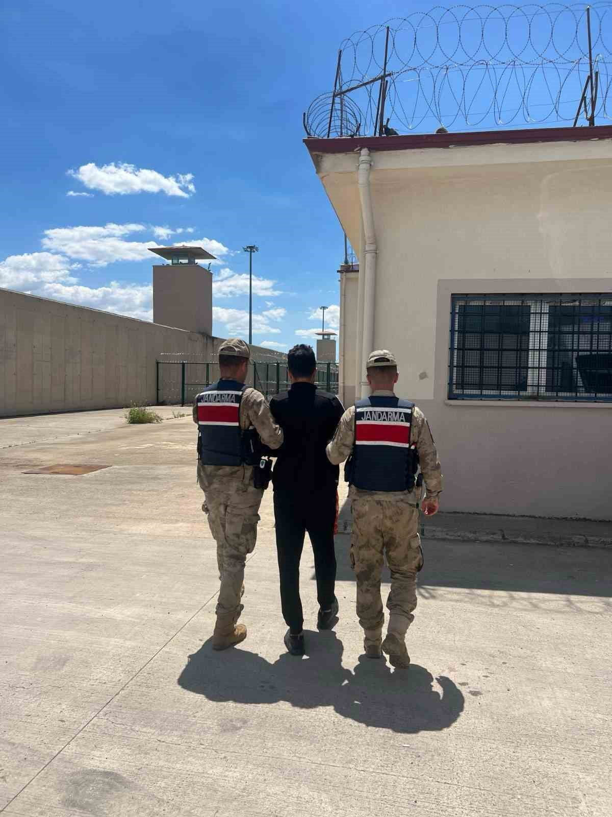 GÖÇMEN KAÇAKÇISI JANDARMAYA YAKALANDI