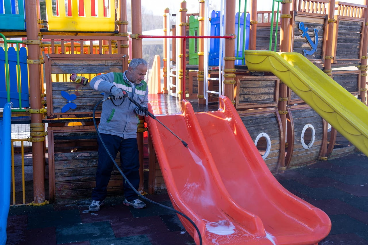 GÖLBAŞI BELEDİYESİ, PARK VE YEŞİL ALANLARDA KAPSAMLI TEMİZLİK VE BAKIM ÇALIŞMALARINA...