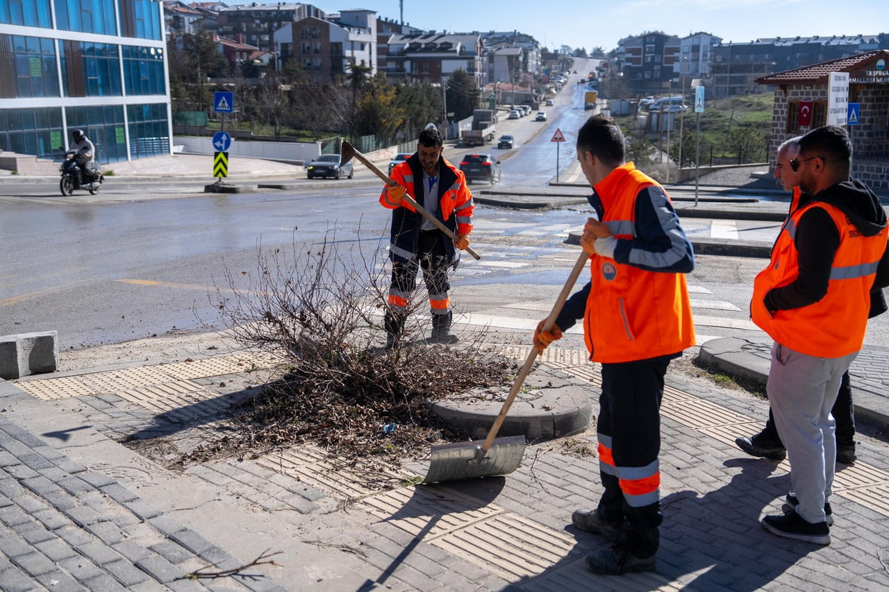 GÖLBAŞI BELEDİYESİ, TAŞPINAR MAHALLESİ’NDE KAPSAMLI BİR TEMİZLİK ÇALIŞMASI GERÇEKLEŞTİREREK CADDE...