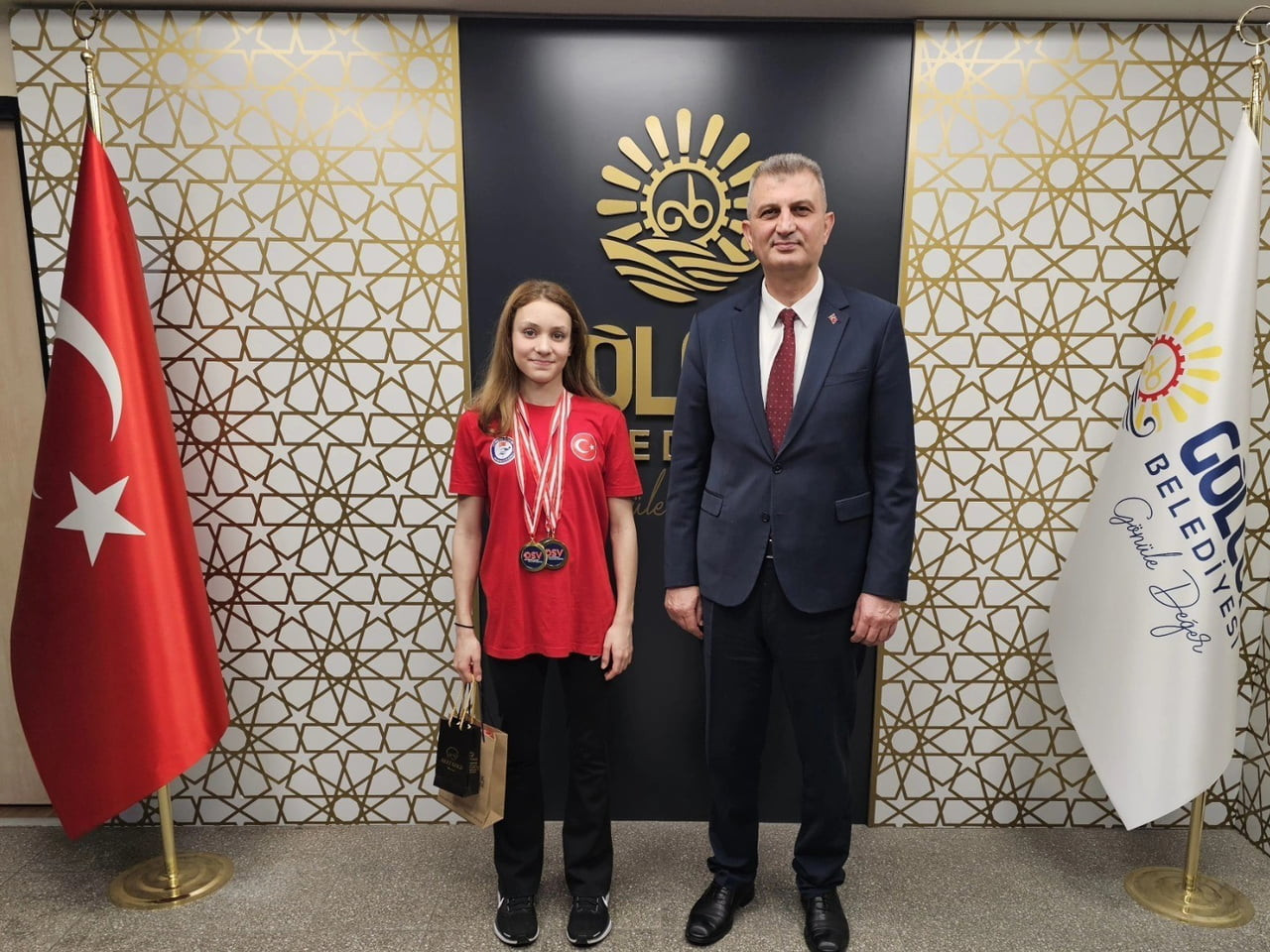 GÖLCÜK BELEDİYE BAŞKANI ALİ YILDIRIM SEZER, AVUSTURYA'DA DÜZENLENEN MULTİNATİONS YILDIZLAR YÜZME...