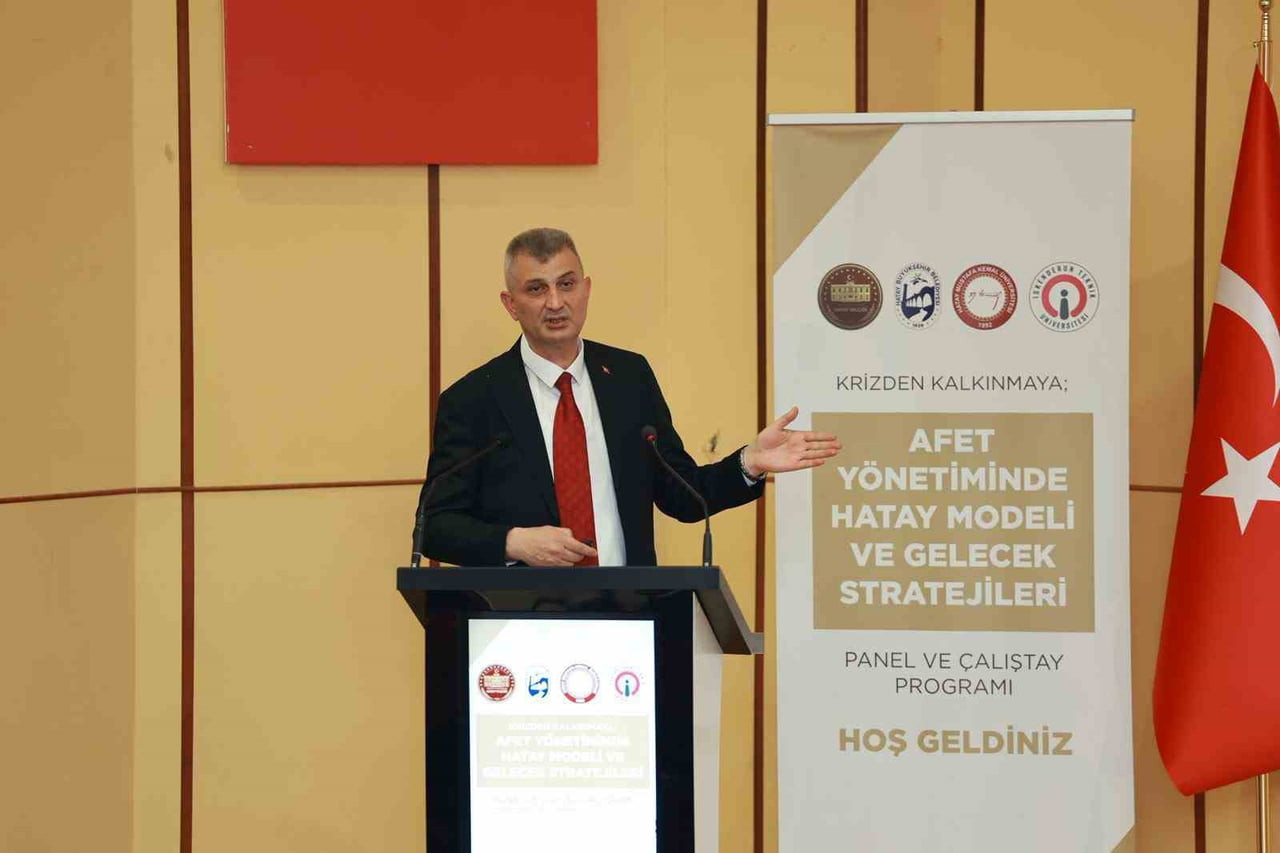 GÖLCÜK BELEDİYE BAŞKANI ALİ YILDIRIM SEZER, HATAY VALİLİĞİ TARAFINDAN DÜZENLENEN "KRİZDEN...