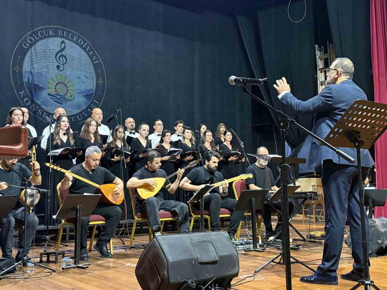 GÖLCÜK BELEDİYESİ KONSERVATUVARI ÖĞRENCİLERİNDEN OLUŞAN TÜRK HALK MÜZİĞİ UYGULAMA TOPLULUĞU...