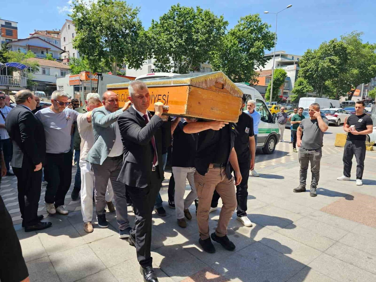 GÖLCÜK'TE VEFAT EDEN HARİTA MÜHENDİSİ CEVAT ONGUN İÇİN HİZMET BİNASI ÖNÜNDE TÖREN...