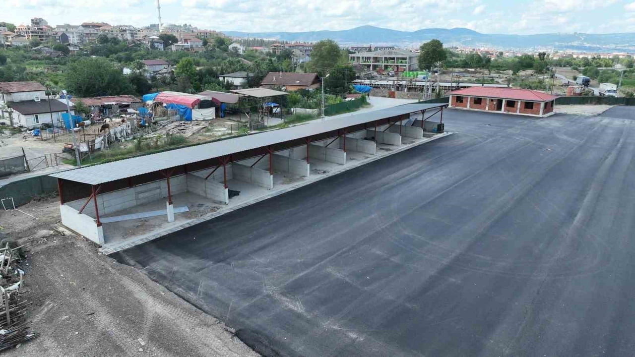 GÖLCÜK'TE YAPIMI SÜRDÜRÜLEN ATIK GETİRME MERKEZİ'NİN İNŞASINDA SONA YAKLAŞILDI.