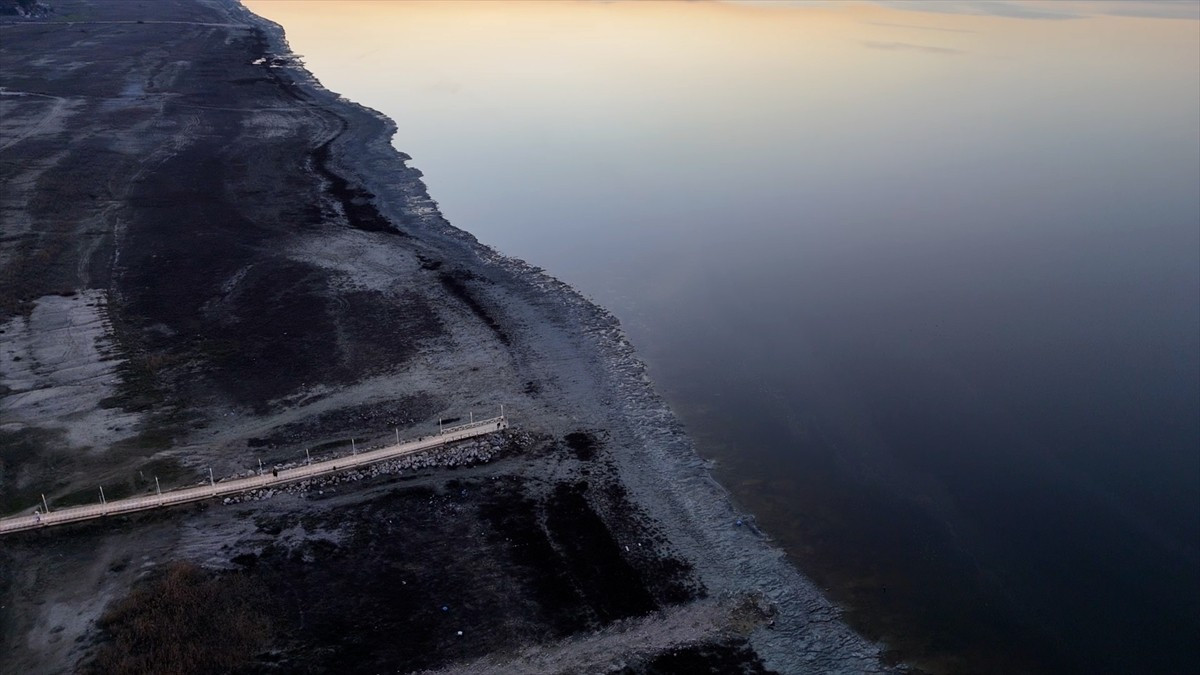 Göller Yöresi'nde yer alan Burdur Gölü'nün, iklim değişikliği ve yoğun su kullanımı gibi...