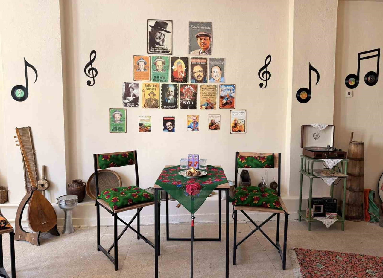 GÖLPAZARI İLÇESİNDE AÇILAN BİR KAFEDE HER ŞEY NOSTALJİK OLUŞU BÜYÜK BEĞENİ TOPLUYOR.