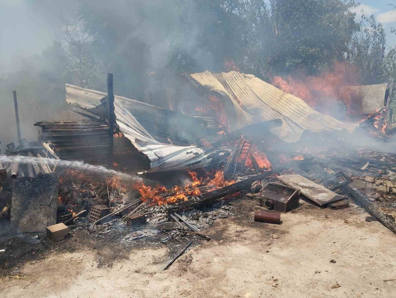 GÖNEN'DE ÇIKAN BAĞ EVİ YANGINI MADDİ HASARA NEDEN OLDU
