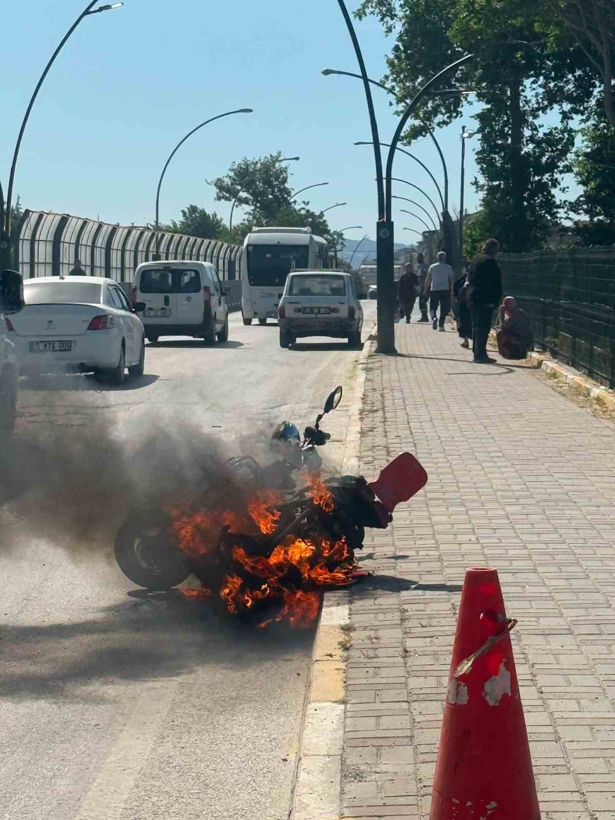GÖNEN'DE ELEKTRİKLİ BİSİKLETTE YANGIN ÇIKTI