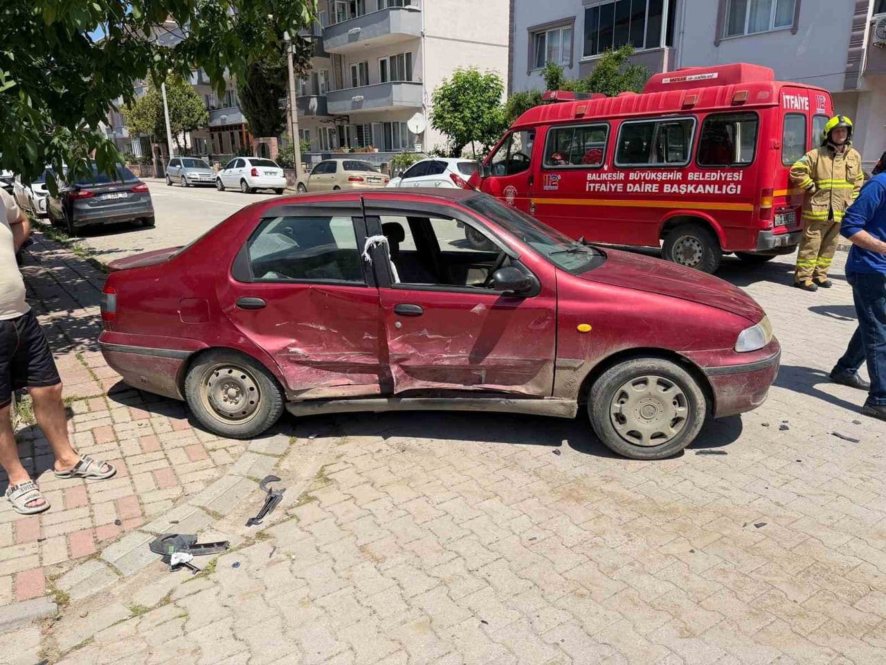 GÖNEN'DE KAZA: ARAÇTA SIKIŞAN 3 YARALIYI İTFAİYE KURTARDI