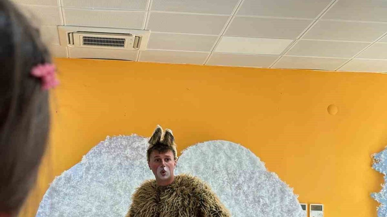 Gönüllü Gençler ile Çocuklara Unutulmaz Tiyatro Şöleni