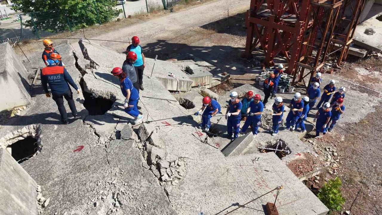 GÖNÜLLÜLERE EĞİTİM VERİLDİ