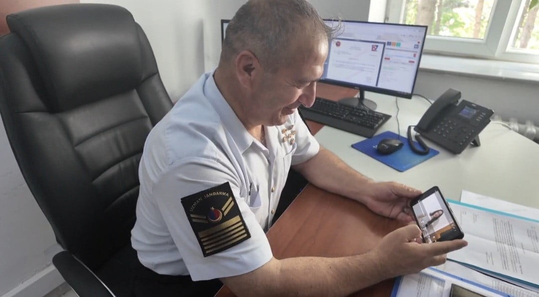 GÖREV BAŞINDAKİ JANDARMA PERSONELİNE, ÇOCUKLARININ HAZIRLADIĞI VİDEO MESAJLAR İZLETİLDİ.